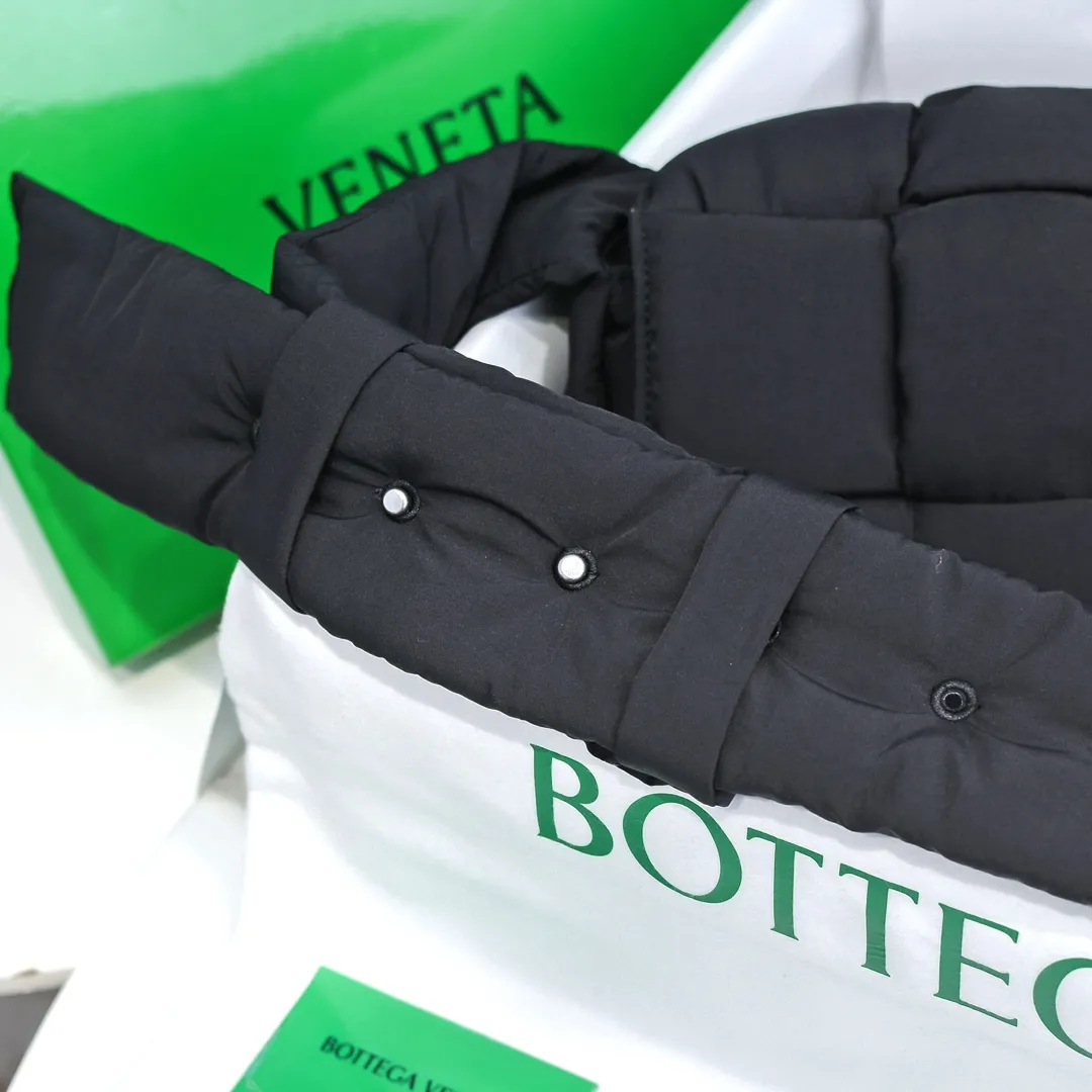 #𝐂𝐀𝐒𝐒𝐄𝐓𝐓𝐄 Nylon tofu tofu bag This Cassette is so cute, its cute appearance does not affect its practicality and the capacity is good! The fabric is low-key and very textured, suitable for daily wear with casual wear. The cross-woven design of the wide cloth is really stunning. The bag has a puffy shape and feels like a piece of tofu. It can be worn on one shoulder, cross-body or as a waist bag. You can also adjust the shoulder strap to the size of the bag under the armpit, so you can have it all! S30x15cm【8951#】